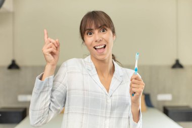 Genç ve güzel bir kadın bir fikri fark ettikten sonra mutlu ve heyecanlı bir dahi gibi hissediyor. gargara konsepti