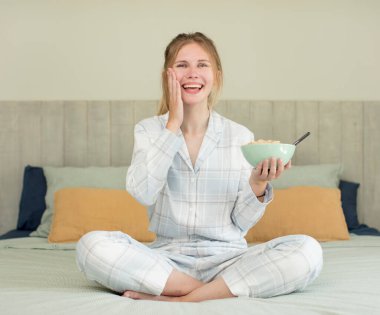 Genç ve güzel bir kadın inanılmaz bir şey karşısında kendini mutlu ve şaşkın hissediyor. Kahvaltı kasesi konsepti