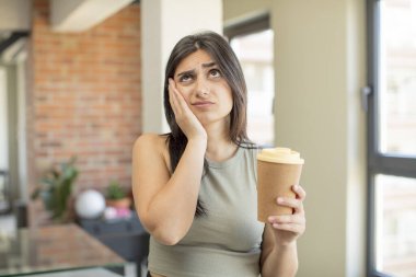 Genç bir kadın bezdirici bir olaydan sonra sıkılmış, hayal kırıklığına uğramış ve uykulu hissediyor. Kahveyi götür.