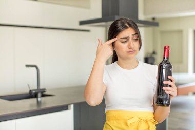 Genç kadın şaşırmış görünüyor, yeni bir düşünce, fikir ya da konsept fark ediyor. şarap şişesi konsepti