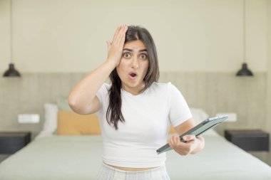 Genç bir kadın kendini çok şaşırmış ve şok olmuş hissediyor. dokunmatik ekran konsepti