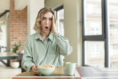 Güzel bir kadın son derece şaşırmış ve şok olmuş hissediyor. Kahvaltı kasesi konsepti