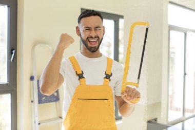 Arap yakışıklı Arap adam şok olmuş hissediyor, gülüyor ve başarıyı kutluyor. Becerikli adam kavramı