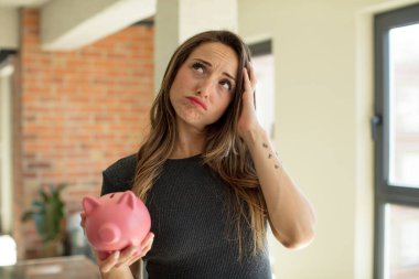 Güzel bir kadın bıkkın, hayal kırıklığına uğramış ve yorucu bir geceden sonra uykulu hissediyor. Domuz kumbarası