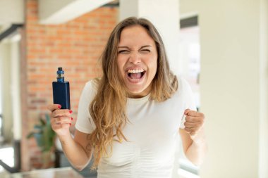 Güzel bir kadın sinirli, sinirli ve sinirli görünüyor. vaper konsepti
