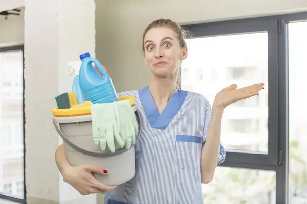 Shrugging Feeling Confused Uncertain Housekeeper Concept — Stock Photo, Image