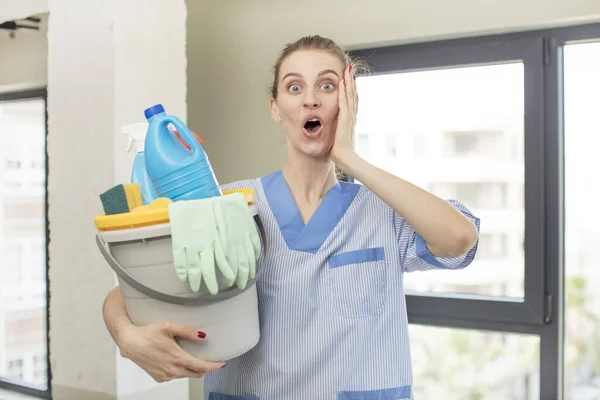 Feeling Extremely Shocked Surprised Housekeeper Concept — Stock Photo, Image