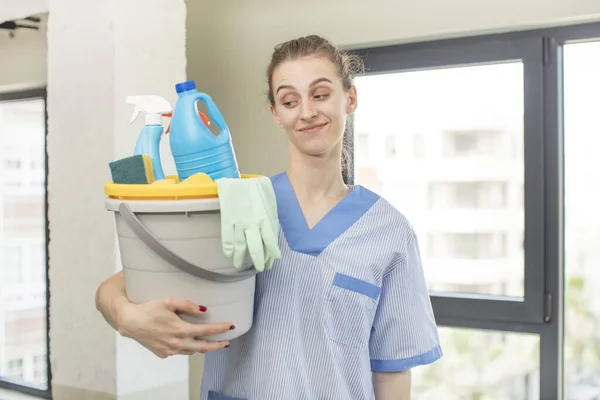 Tersenyum Dan Melihat Dengan Bahagia Percaya Diri Ekspresi Konsep Housekeeper — Stok Foto