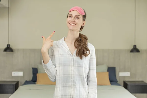 Vidáman Mosolyog Boldognak Érzi Magát Megmutatja Koncepciót Pizsama Vagy Éjszakai — Stock Fotó
