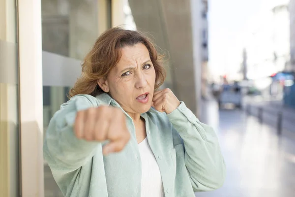 Женщина Среднего Возраста Выглядит Уверенной Злой Сильной Агрессивной Кулаками Готовыми — стоковое фото