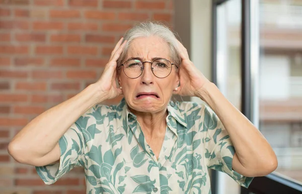 Anziana Bella Donna Sensazione Stress Preoccupato Ansioso Spaventato Con Mani — Foto Stock