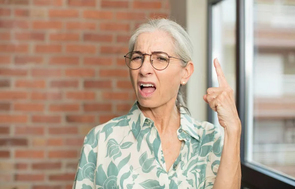 Anziana Bella Donna Sente Confuso Perplesso Mostrando Che Sei Pazzo — Foto Stock