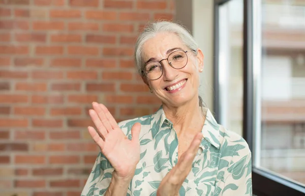 Senior Vacker Kvinna Känner Sig Glad Och Framgångsrik Ler Och — Stockfoto
