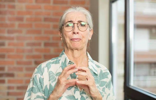 Senior Vacker Kvinna Känner Sig Stolt Busig Och Arrogant Samtidigt — Stockfoto