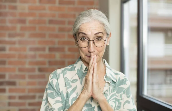 Senior Vacker Kvinna Känner Sig Orolig Hoppfull Och Religiös Troget — Stockfoto