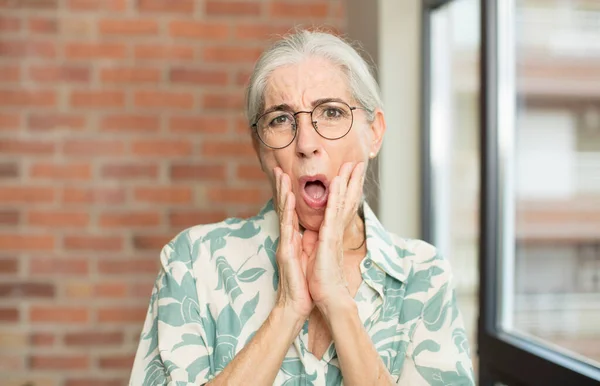 Anziana Bella Donna Sensazione Scioccato Spaventato Cercando Terrorizzato Con Bocca — Foto Stock