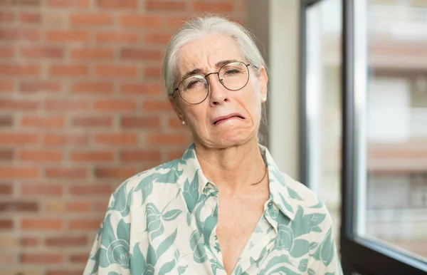 Anziana Bella Donna Sentirsi Triste Piagnucoloso Con Uno Sguardo Infelice — Foto Stock