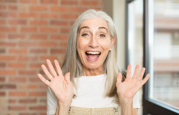 Senior Vacker Kvinna Ser Glad Och Upphetsad Chockad Med Oväntad — Stockfoto