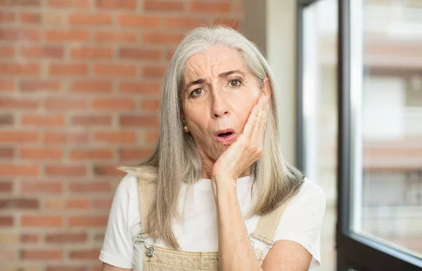 Seniores Bonita Mulher Sentindo Chocado Surpreso Segurando Cara Mão Descrença — Fotografia de Stock