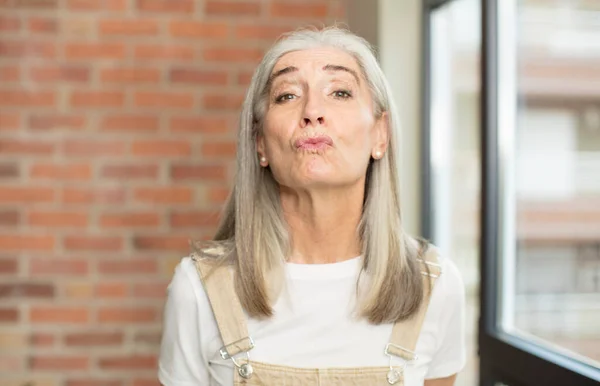 Senior Vacker Kvinna Pressa Läppar Tillsammans Med Söt Rolig Glad — Stockfoto