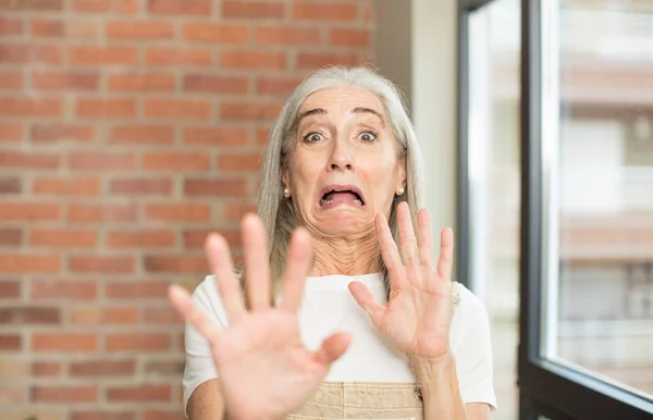Starsza Piękna Kobieta Czuje Się Przerażona Wycofuje Się Krzyczy Przerażeniu — Zdjęcie stockowe