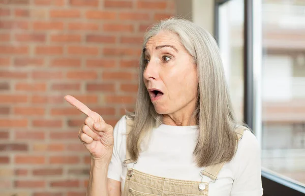 Anziana Bella Donna Sentirsi Scioccato Sorpreso Indicando Guardando Verso Alto — Foto Stock