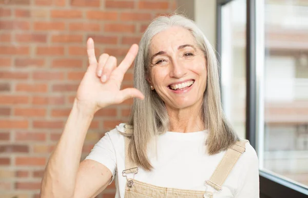 Senior Vacker Kvinna Känner Sig Glad Rolig Säker Positiv Och — Stockfoto