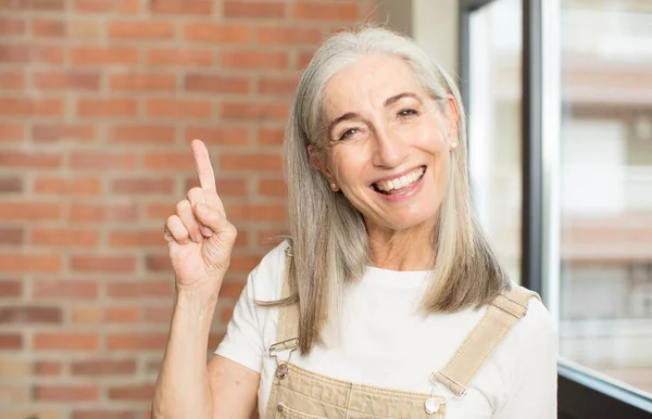 Senior Vacker Kvinna Känner Sig Som Glad Och Upphetsad Geni — Stockfoto