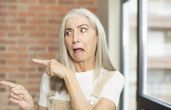 Starší Hezká Žena Cítí Šokovaná Překvapená Ukazuje Kopírování Prostoru Straně — Stock fotografie