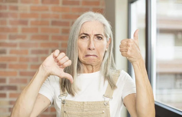 Anziana Bella Donna Sentirsi Confuso Incerto Insicuro Ponderando Bene Male — Foto Stock