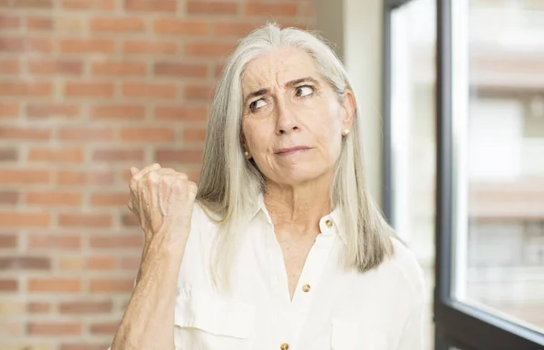 Anziana Bella Donna Guardando Fiducioso Arrabbiato Forte Aggressivo Con Pugni — Foto Stock