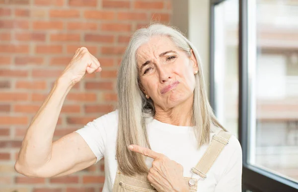 Senior Hezká Žena Pocit Šťastný Spokojený Silný Flexing Fit Svalové — Stock fotografie