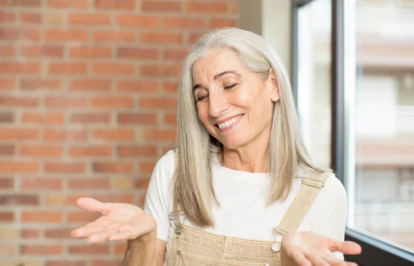 Senior Vacker Kvinna Håller Ett Objekt Med Båda Händerna Kopieringsutrymme — Stockfoto
