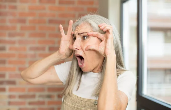 Anziana Bella Donna Tenervi Occhio Non Fidarsi Guardare Rimanere Vigili — Foto Stock