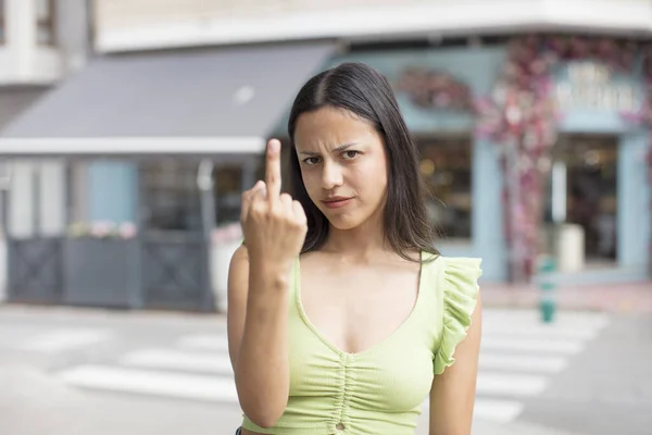 かなりヒスパニックな女は怒り いらいらし 反抗的で攻撃的で 中指をひっくり返して 反撃して — ストック写真