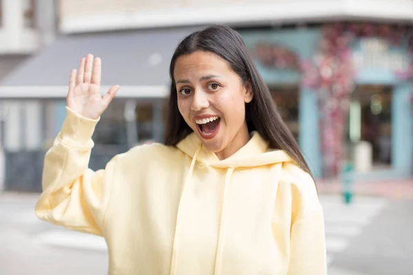Mooie Spaanse Vrouw Glimlachend Vrolijk Vrolijk Zwaaiend Met Hand Verwelkomend — Stockfoto