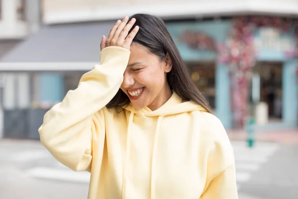 Pretty Hispanic Woman Laughing Slapping Forehead Saying Doh Forgot Stupid — Stock Photo, Image