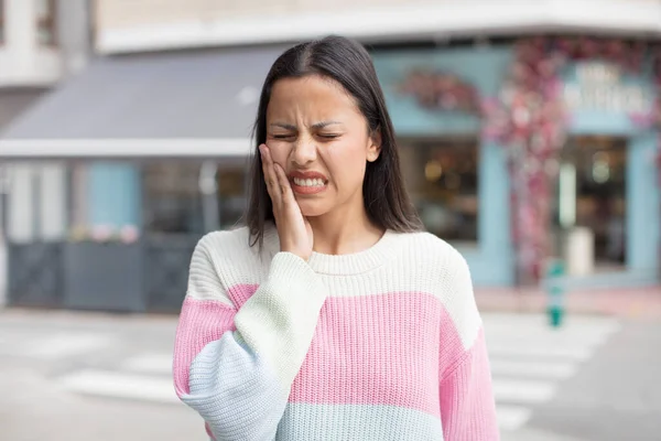 Pretty Hispanic Woman Holding Cheek Suffering Painful Toothache Feeling Ill — Stock Photo, Image