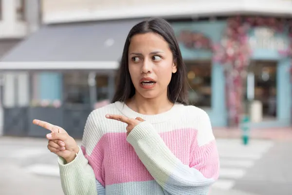Pretty Hispanic Woman Feeling Shocked Surprised Pointing Copy Space Side — Stock Photo, Image