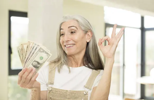 Behoorlijk Seniorenvrouw Die Zich Gelukkig Voelt Met Een Goed Gebaar — Stockfoto