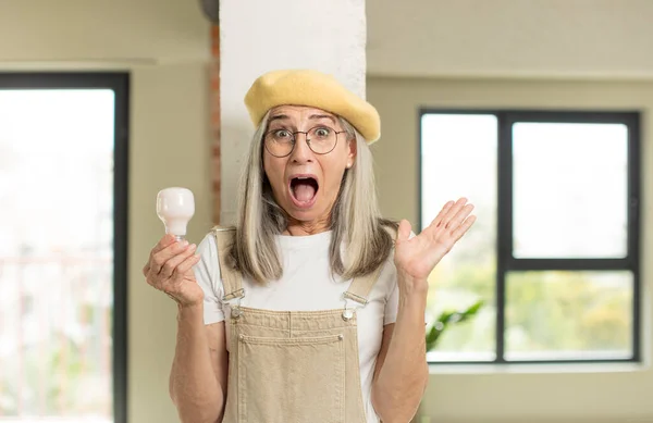 Pretty Senior Woman Feeling Happy Astonished Something Unbelievable Light Bulb — Stock Photo, Image