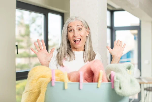 Vacker Äldre Kvinna Som Känner Sig Lycklig Och Förvånad Över — Stockfoto