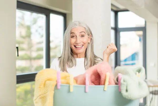 Vacker Äldre Kvinna Som Känner Sig Chockad Skrattar Och Firar — Stockfoto