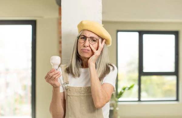 Pěkná Starší Žena Znuděná Frustrovaná Ospalá Únavě Žárovkou — Stock fotografie
