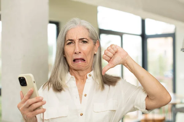 Όμορφη Ηλικιωμένη Γυναίκα Που Νιώθει Θυμωμένη Δείχνει Τους Αντίχειρες Κάτω — Φωτογραφία Αρχείου