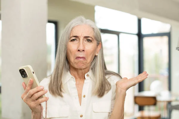 Bella Donna Anziana Scrollando Spalle Sentirsi Confuso Incerto Concetto Smartphone — Foto Stock
