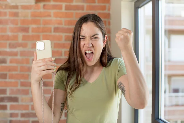 Joven Bonita Mujer Mirando Enojado Molesto Frustrado Concepto Teléfono Inteligente —  Fotos de Stock