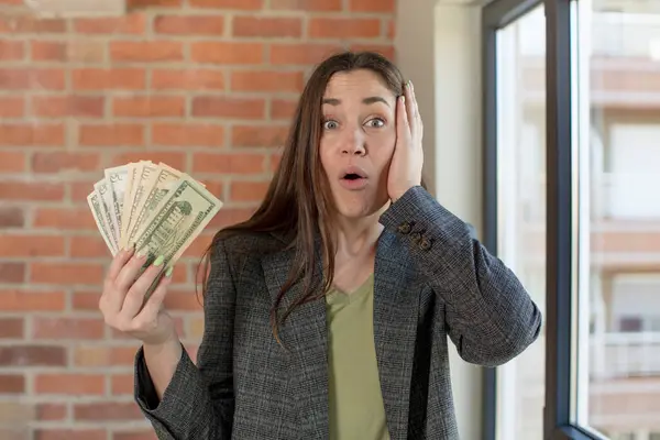 Giovane Bella Donna Sente Estremamente Scioccato Sorpreso Concetto Banconote Dollari — Foto Stock