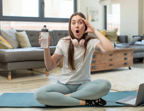 Jonge Mooie Vrouw Die Gelukkig Verbaasd Verrast Uitziet Yoga Concept — Stockfoto