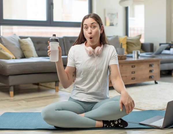 Genç Güzel Bir Kadın Şok Olmuş Şaşırmış Hissediyor Yoga Konsepti — Stok fotoğraf